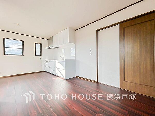 【Living room】柔らかな色合いのフローリングと清潔感の溢れるクロスが明るい空間を創り出しているリビングダイニング。憩いの場に相応しく、ここで楽しむ家族の時間が絆をより深めてくれそうです。