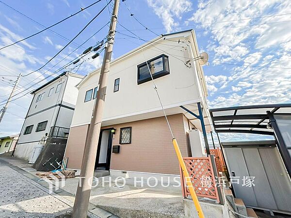 【Appearance】堂々たる趣ながら、主張し過ぎずどこか余裕を感じさせるシャープなフォルムで佇む邸宅は、晴天の空と照らし合わせる事で、本来あるべき完成形の姿を見せてくれます。