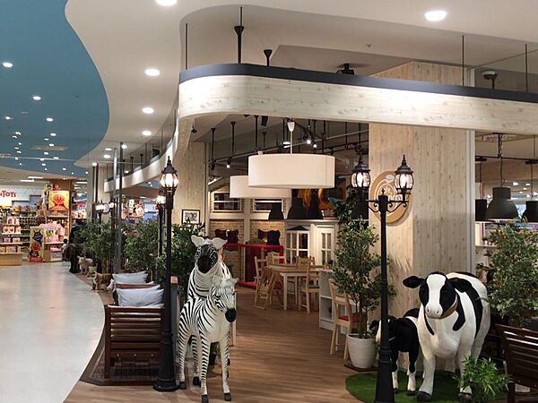 イオンスタイル東戸塚(1000m)食品、雑貨、ファッション、ライフスタイル、ベビー・キッズの専門店「キッズリパブリック」、フードコートなどを備え、毎日の暮らしに便利なお店です。
