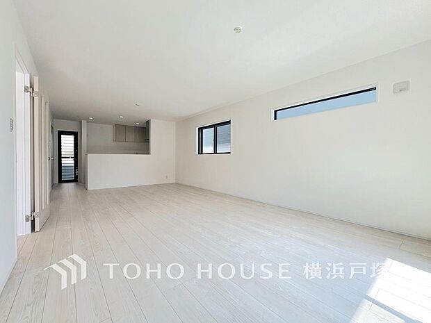 【Living room】明るく開放的な空間が広がるLDK。室内には豊かな陽光が注ぎ込み、爽やかな住空間を演出。