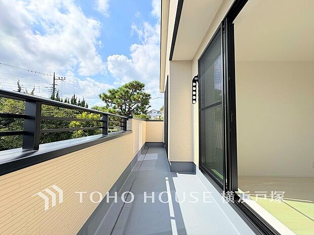 【Balcony】太陽に愛された邸は、陽当り・通風に優れた魅力的で快適さを追求した邸宅でした。ここに住むからこそ意味がある。そんな特別感に浸りながら、毎日をお過ごしして欲しいです 。