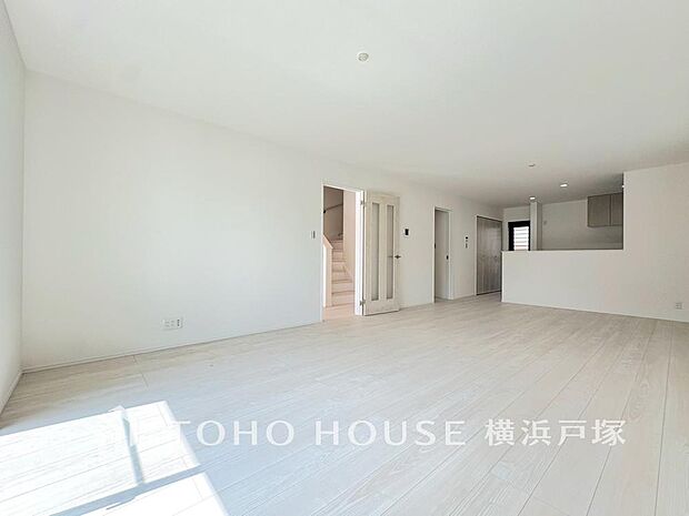 【Living room】家族みんなが爽やかに健やかに過ごせるように、溢れる光をたっぷり取り込んだリビングダイニング。集いの場、憩いの場としての快適性を求めたやすらぎの空間です。