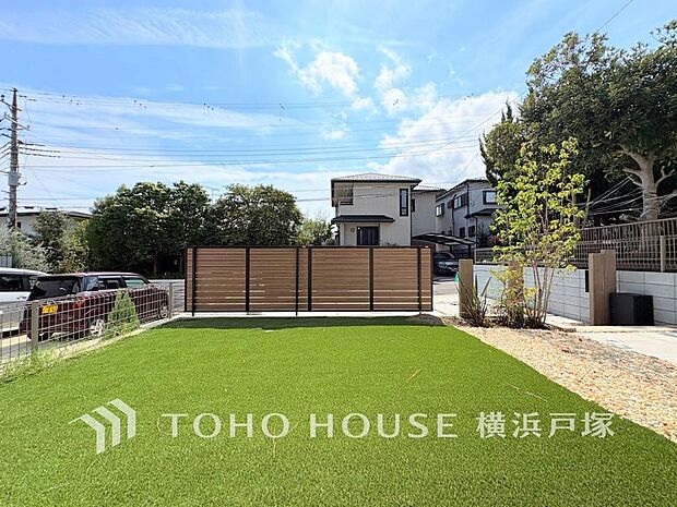 【Garden】毎日の暮らしの中に癒しを与えてくれるお庭スペース。小さなお子様の遊び場にもちょうど良い空間です。ガーデニングで色とりどりの草花を綺麗に飾ればより一層華やかな空間になります。