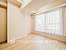 洋室：【Room】心安らぐプライベート空間。シンプルで機能的な居室が、日々の生活に快適さと豊かさをプラスします。
