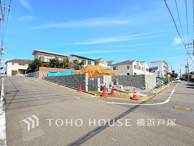 【Frontal road】忙しく過ぎゆく日常を置き去るほど、ゆったりした時間が流れる住環境。『快適』は「家」と「街」と「環境」が調和した時に訪れるだと改めて感じさせてくれます。(2026.9)