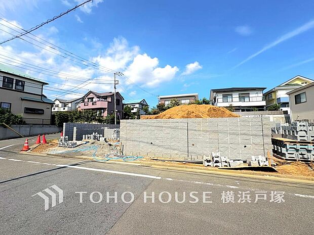 【Appearance】穏やかな街並みの中で、これから新たな暮らしが始まります。周辺の環境と調和しながら、心地よい住空間が形づくられていきます。(2026.9)