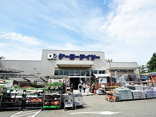 DCM洋光台店（950ｍ）日用品や収納用品、DIY用品、ペット用品、お庭の手入れ用品などが揃うホームセンター。心地よい毎日を支えるお店です。