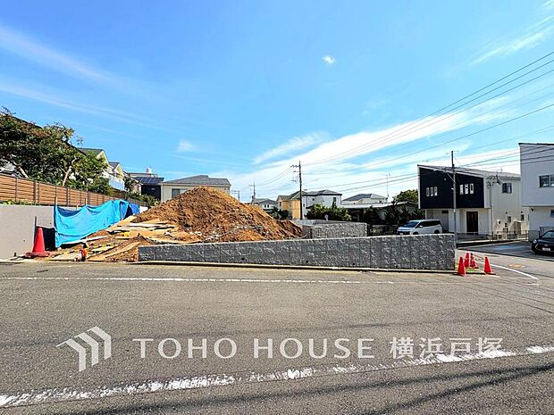 【Appearance】穏やかな風と陽光を導き、プライバシーに配慮された設計プランを採用し居住性を心地よいものにしています。周辺とのコラボレーションにより明るく開放的な空間を演出。(2026.9)