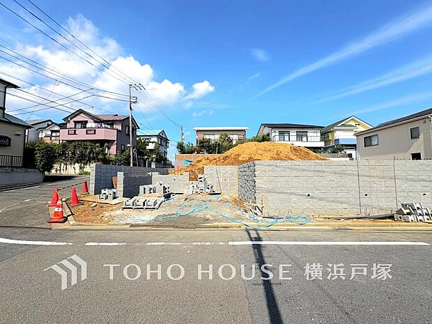 【Appearance】周辺の住宅街に自然と馴染む佇まいを描く住環境。これから一つひとつ形づくられる住まいに、家族の新しい暮らしが息づきます。(2026.9)