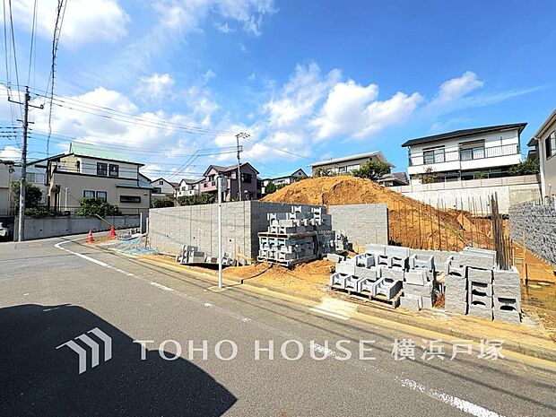 【Appearance】落ち着いた住環境の中で、これから新しい住まいが誕生します。街並みとの調和を感じながら、心地よい暮らしを思い描ける場所です。(2026.9)