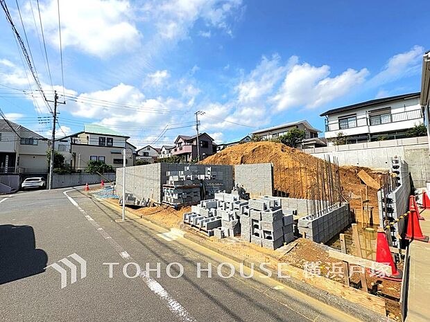 【Appearance】穏やかな街並みと周辺環境に包まれた暮らしの舞台。これから住まいが形づくられ、家族の時間を育む新しい日常が始まります。(2026.9)