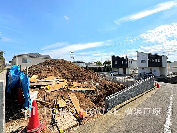 【Appearance】堂々たる趣ながら、主張し過ぎずどこか余裕を感じさせるシャープなフォルムで佇む邸宅は、晴天の空と照らし合わせる事で、本来あるべき完成形の姿を見せてくれます。(2026.9)