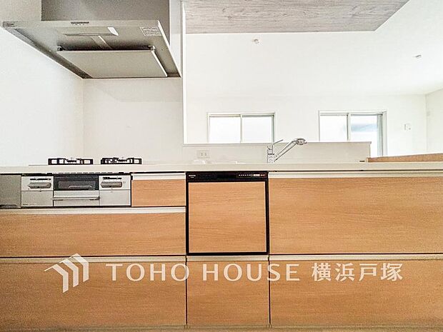 【Kitchen】手元の収納から、足元の収納までが全てスライド式で、奥のスペースまで有効に活用できます。奥まで上から見渡せるので、たまにしか使わない調理器具もサッと取出せます。