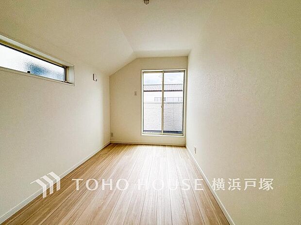 【Room】穏やかな風と陽光を導き、プライバシーに配慮された設計プランを採用し、居住性を一段と心地よいものにしています。明るく開放的な空間を演出しております。