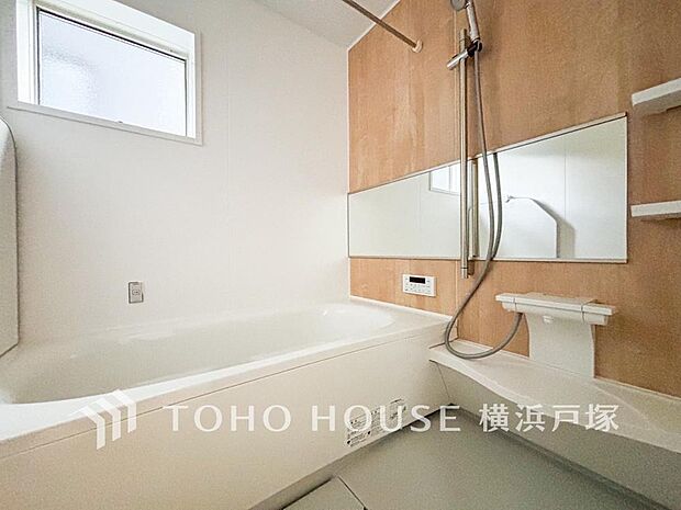 【Bathroom】1日の疲れを癒すバスルームは、心地よいリラックスを叶える清潔感溢れる美しい空間です。心からゆったりと寛いでいただけるよう、ゆとりのスペースを確保してます。