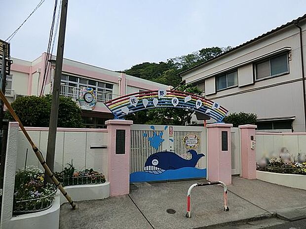 幼保連携型認定こども園佐野こども園(1400m)公立保育園。豊かな自然環境を活かし、散歩や外遊びを重視した健康的な体作りを行っています。家庭的な雰囲気を大切にし、地域交流も盛んな温かい園風が特徴です。