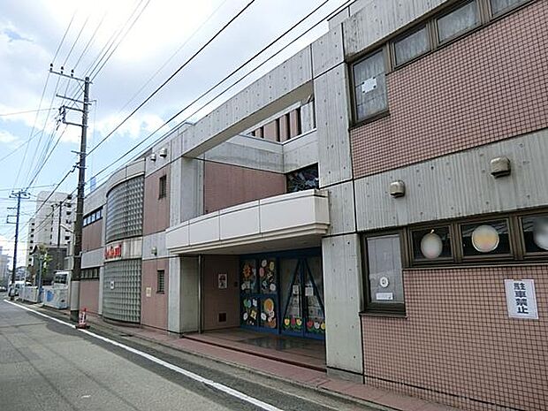 あさひ幼稚園(1100m)「子どもらしさを大切にする」を方針に、遊びや実体験を通じた自主性の育成を重視しています。温水プールや大きなホールなど施設が充実し、元気な挨拶も特徴の一つです。