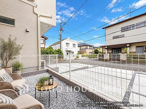 【Garden】毎日の暮らしの中に癒しを与えてくれるお庭スペース。小さなお子様の遊び場にもちょうど良い空間です。ガーデニングで色とりどりの草花を綺麗に飾ればより一層華やかな空間になります。