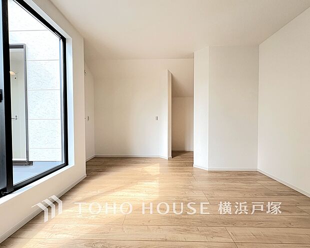 【Room】1日の疲れを癒し、心地よく寛げるようゆったりとした広さを確保しています。プライベートタイムをより優雅に穏やかに…。落ち着いた雰囲気を紡ぎます。