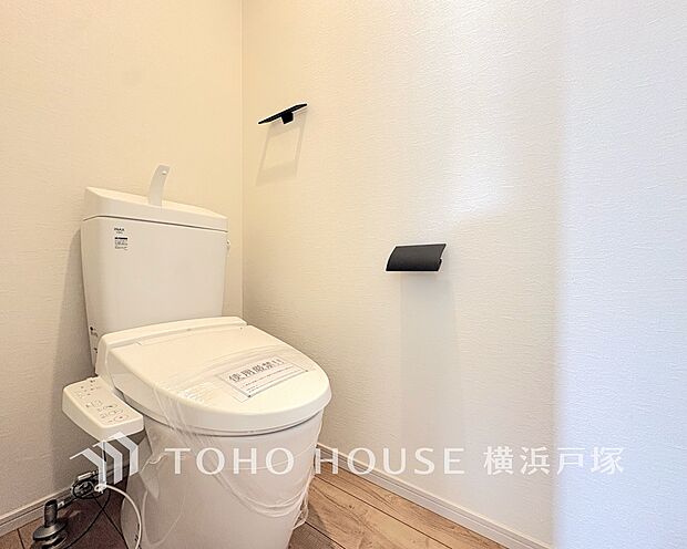 【Toilet】清潔感のあるトイレ空間。毎日快適に使えるよう配慮された仕様で、落ち着いて利用できる空間です。