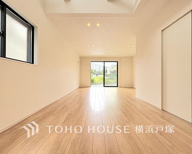 【Living room】明るく開放的な空間が広がるLDK。室内には豊かな陽光が注ぎ込み、爽やかな住空間を演出。