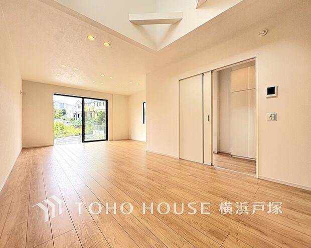 【Living room】ここにはみんなが集い、食事と楽しい会話が始まる。話に夢中になりすぎて、ついつい時を忘れてしまう。そんな束の間の幸せを感じさせてくれる場所。