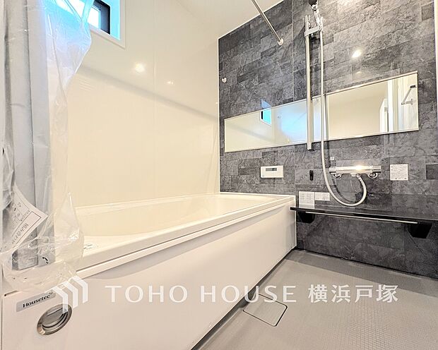 【Bathroom】1日の疲れを取り心身を癒すことができる住まいの中のリラクゼーション空間、リラックスできるよう優しいカラーをチョイスしました。時を忘れるほどのんびりできる空間に。