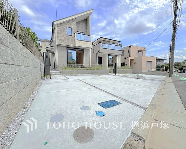 【Car space】住まいの外観と調和するカースペース。お車の乗り降りや荷物の出し入れも行いやすい駐車スペースです。