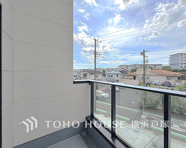 【Balcony】開放感いっぱいの眺望と共に光と風を享受するバルコニー。緑豊かな景観を眺めることができます。