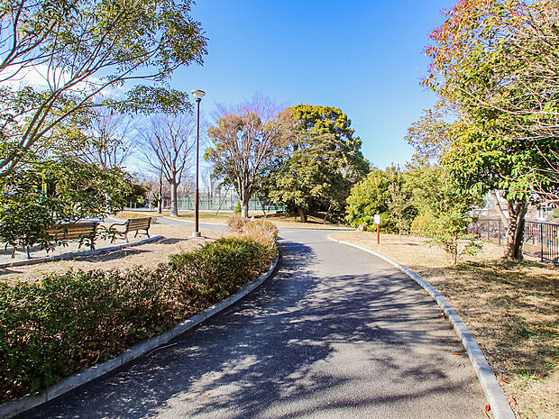 洋光台南公園まで約170m。野球場や芝生公園・遊具公園・プール・テニスコートなどと多目的に利用できるスポーツ公園です。春には桜も楽しめます