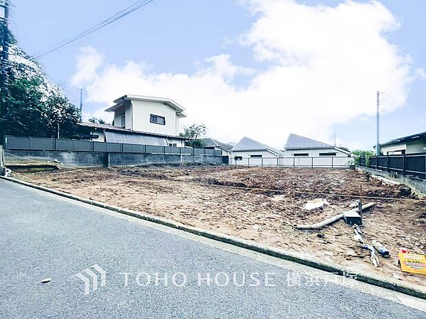 建築が進む現地の様子をご覧いただけます。周辺の街並みや住環境とあわせて、これから始まる新しい暮らしをイメージしてみてはいかがでしょうか。(2026.9撮影)