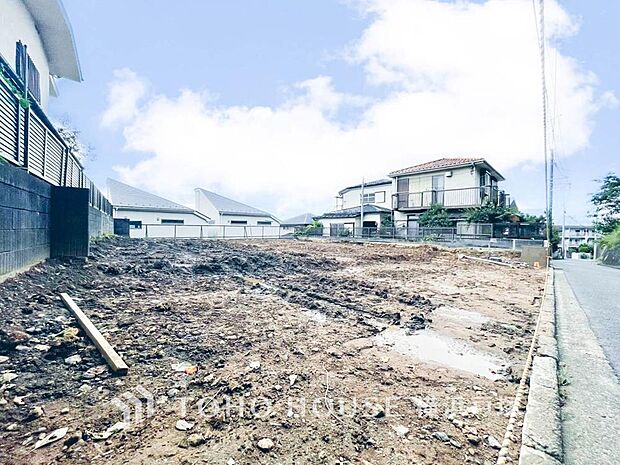 完成に向けて工事が進む戸建て住宅。これから整えられる外観や住空間を思い描きながら、新しい住まいで過ごす日々に期待が膨らみます。(2026.9撮影)