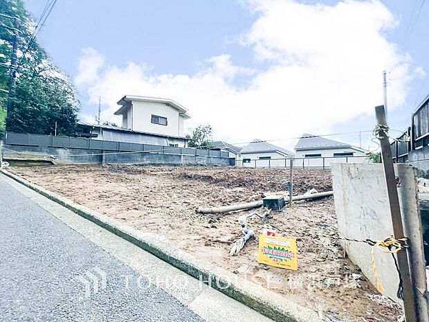 住まいの完成に向けて、着々と工事が進められています。これから形になっていく住空間に、ご家族の新しい暮らしへの期待が膨らみます。(2026.9撮影)