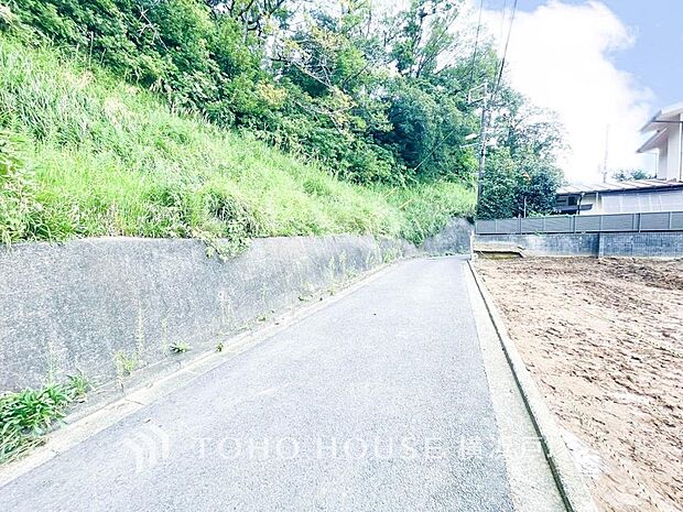 【Frontal road】忙しく過ぎゆく日常を少し離れ、穏やかな時間を感じられる住環境。落ち着いた街並みに囲まれ、家族との時間を大切にしながら暮らせます。(2026.9撮影)
