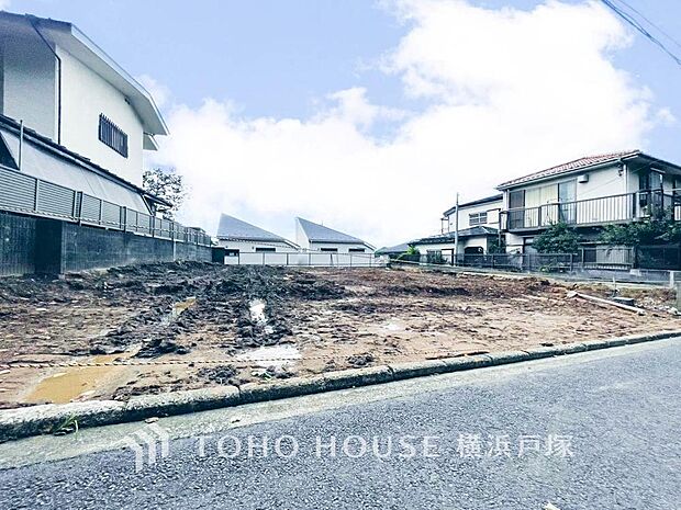 住まいの輪郭が徐々に明らかになる建築現場。これから仕上がっていく外観や住空間に思いを巡らせながら、完成後の暮らしを想像できます。(2026.9撮影)