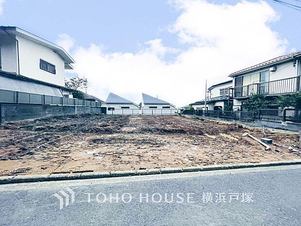 周囲の街並みに新たな住まいが形づくられていく様子。建築の進捗を見守りながら、住まいと街が織りなすこれからの風景にも期待が高まります。(2026.9撮影)