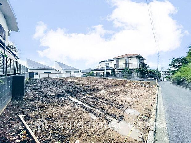 新たな暮らしの舞台となる住まいが、少しずつその姿を現しています。完成へと向かう建築の様子から、これから始まる生活への期待が広がります。(2026.9撮影)