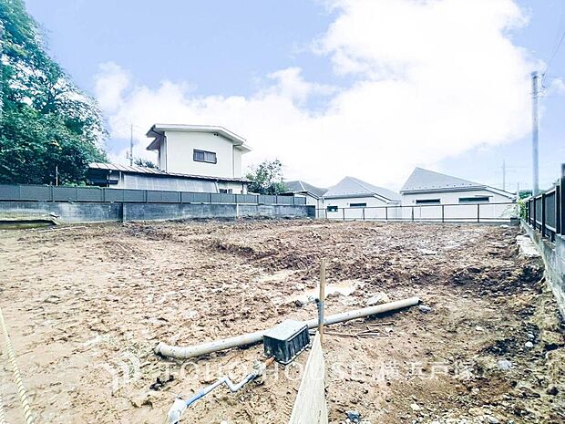 住まいの全体像が少しずつ見えてくる建築現場。外観や街並みとの調和にも思いを巡らせながら、新生活のイメージを膨らませていただけます。(2026.9撮影)