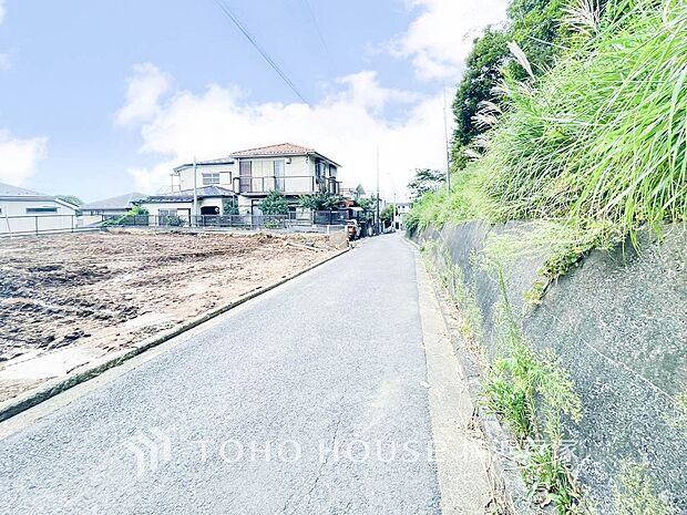 【Frontal road】住まいそのものだけでなく、周辺環境も暮らし心地を左右する大切なポイント。街並みや利便性にも目を向け、長く快適に暮らせる住環境を選びたいものです。(2026.9撮影)