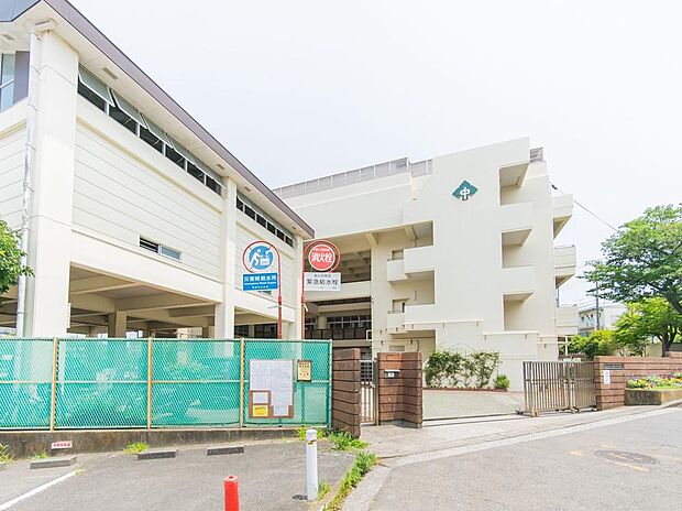 横浜市立森中学校(800m)緑豊かで静かな高台の住環境に佇む公立中学校。文武両道の精神のもとで学力向上と部活動の双方に力を注ぎ、地域社会と密接に連携しながら生徒の自主性と豊かな人間性を育んでいます。