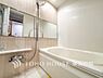 浴室：【Bathroom】1日の疲れを取り心身を癒すことができる住まいの中のリラクゼーション空間、リラックスできるよう優しいカラーをチョイスしました。時を忘れるほどのんびりできる空間に。