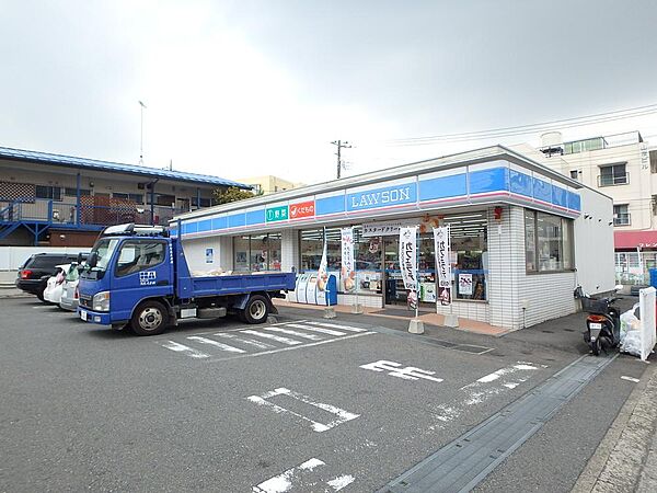 ローソン新東芹が谷店まで約450m。おにぎりや飲料、日用品など幅広い商品を揃えるコンビニ。毎日の買い物やちょっとした用事にも便利です。