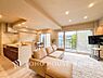 リビング/ダイニング：【Living room】明るく開放的な空間が広がるLDK。室内には豊かな陽光が注ぎ込み、爽やかな住空間を演出。ホームパーティーでもゲストと一緒に料理を楽しみながら楽しい時間を過ごせそう。