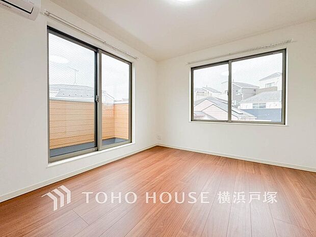 【Room】1日の疲れを癒し、心地よく寛げるようゆったりとした広さを確保しています。プライベートタイムをより優雅に穏やかに…。落ち着いた雰囲気を紡ぎます。