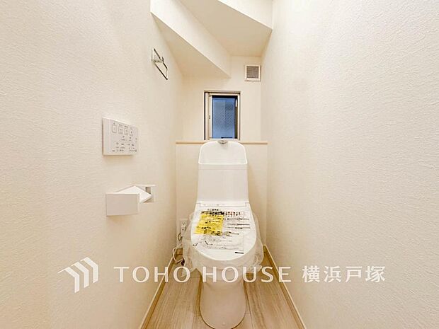 【Toilet】清潔感のあるトイレ空間。毎日快適に使えるよう配慮された仕様で、落ち着いて利用できる空間です。