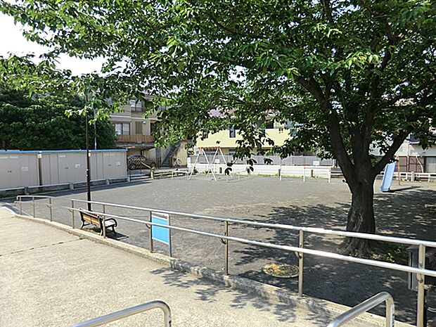 西戸部三丁目公園まで約350m。住宅街にある身近な公園。パンダの形をした遊具をはじめ、幼児用・児童用遊具やベンチ、水飲み場などを備えています。