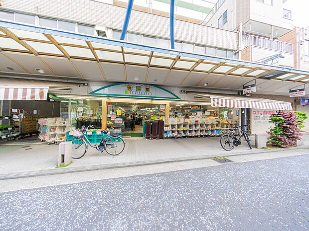食選館マルヤマまで約700m。地域密着型のスーパーです。新鮮な生鮮食品や惣菜、日用品が揃います。