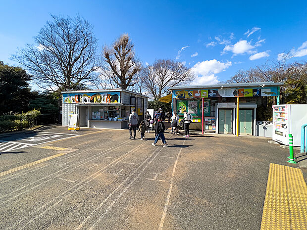 野毛山動物園まで約650m。約80種の動物が暮らす身近な動物園。入園無料で、子どもから大人まで気軽に楽しめる人気のレジャースポットです。