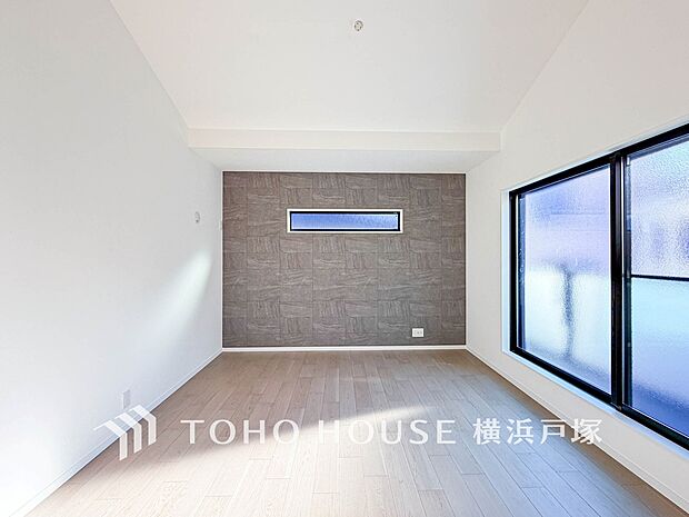 【Living room】ここにはみんなが集い、食事と楽しい会話が始まる。話に夢中になりすぎて、ついつい時を忘れてしまう。そんな束の間の幸せを感じさせてくれる場所。