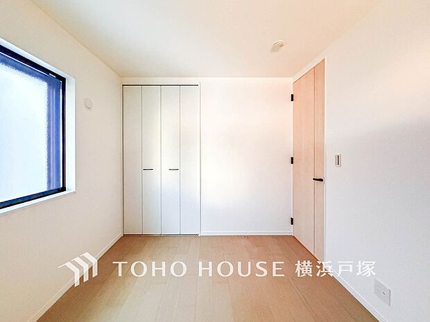 【Room】1日の疲れを癒し、心地よく寛げるようゆったりとした広さを確保しています。プライベートタイムをより優雅に穏やかに…。落ち着いた雰囲気を紡ぎます。